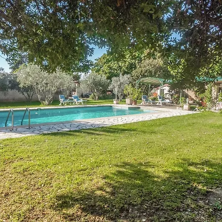 アパート Attractive Near Roquemaure With Swimming Pool