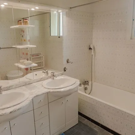 Attractive Near Roquemaure With Swimming Pool アパート *