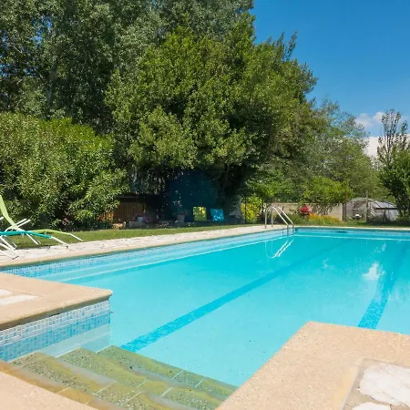 Attractive Near Roquemaure With Swimming Pool アパート