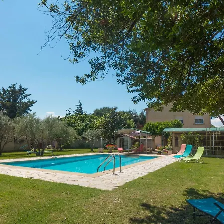 Attractive Near Roquemaure With Swimming Pool アパート